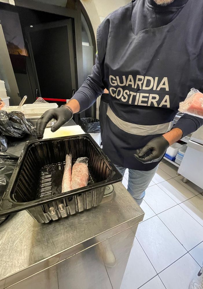Si tuffa nel lago di Como per salvare il figlio e annega di fronte agli occhi della famiglia