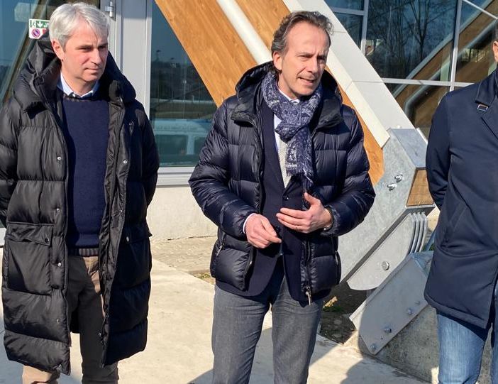 Luca Carignola tra il sindaco Davide Galimberti e il senatore Alessandro Alfieri questa mattina all'ingresso dell'Acinque Ice Arena di Varese
