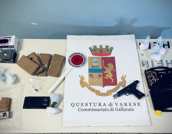 Il materiale sequestrato dagli agenti della polizia di Gallarate