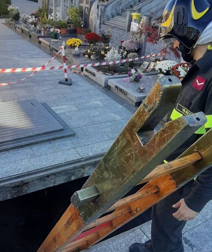 FOTO. Operaio di 58 anni precipita da un'altezza di quattro metri al cimitero di Gallarate durante la tumulazione di una bara: è grave