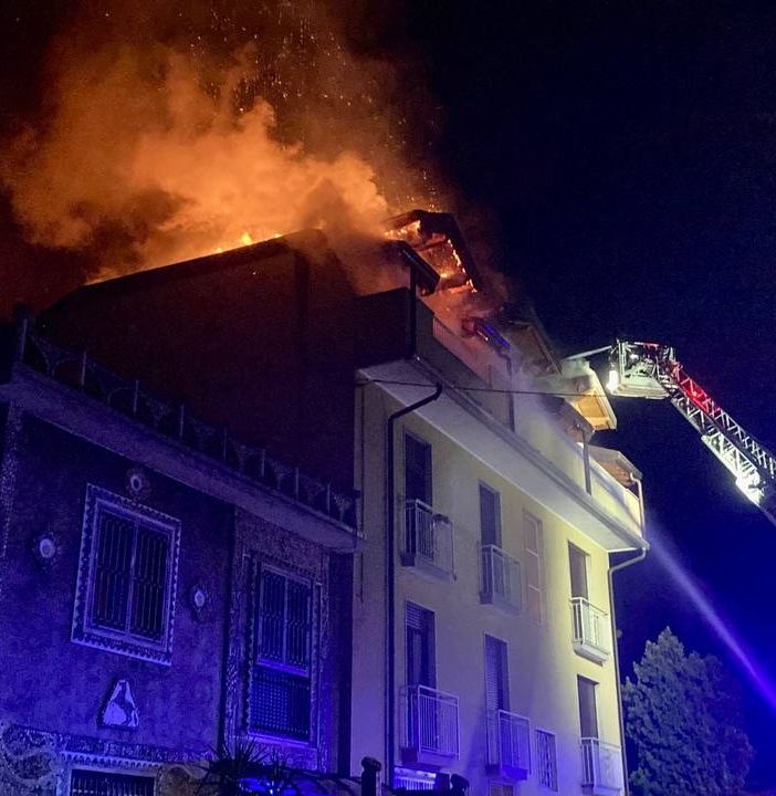 Vigili del fuoco in azione questa sera a Gallarate in via degli Orsini