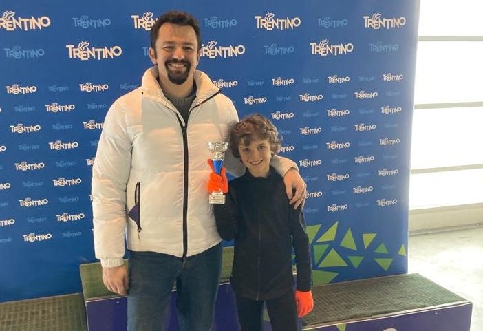 L’allenatore Federico Finazzi con Tommaso Gasparoli. Sotto: il podio della gara e una sua performance sul ghiaccio