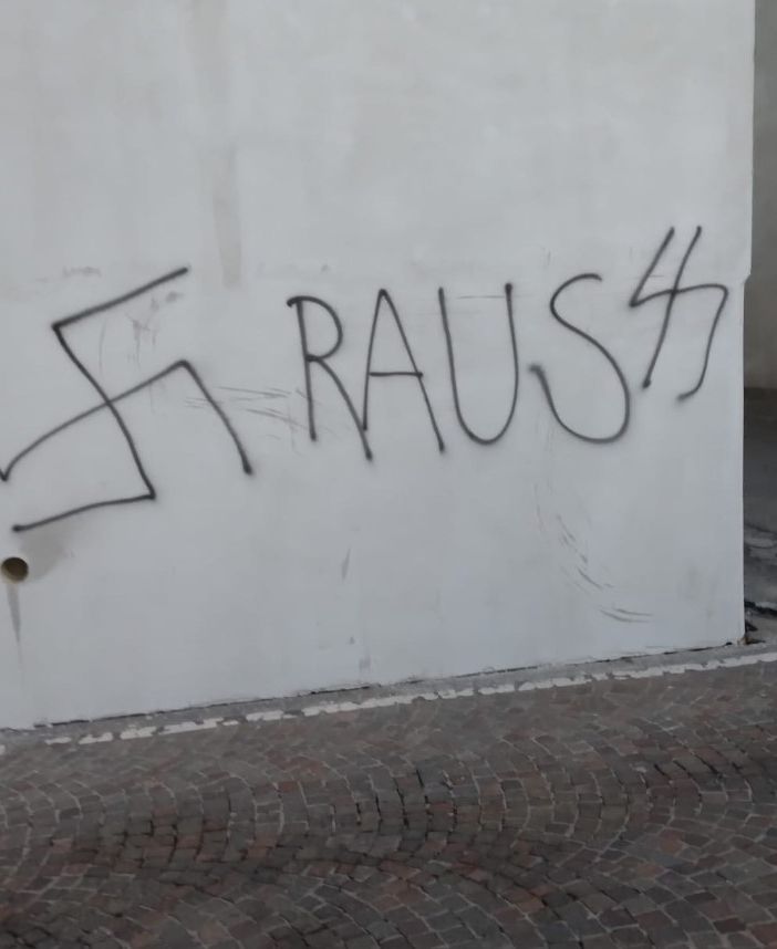 FOTO. Gavirate, atti vandalici e scritte nazifasciste in alcune vie del paese