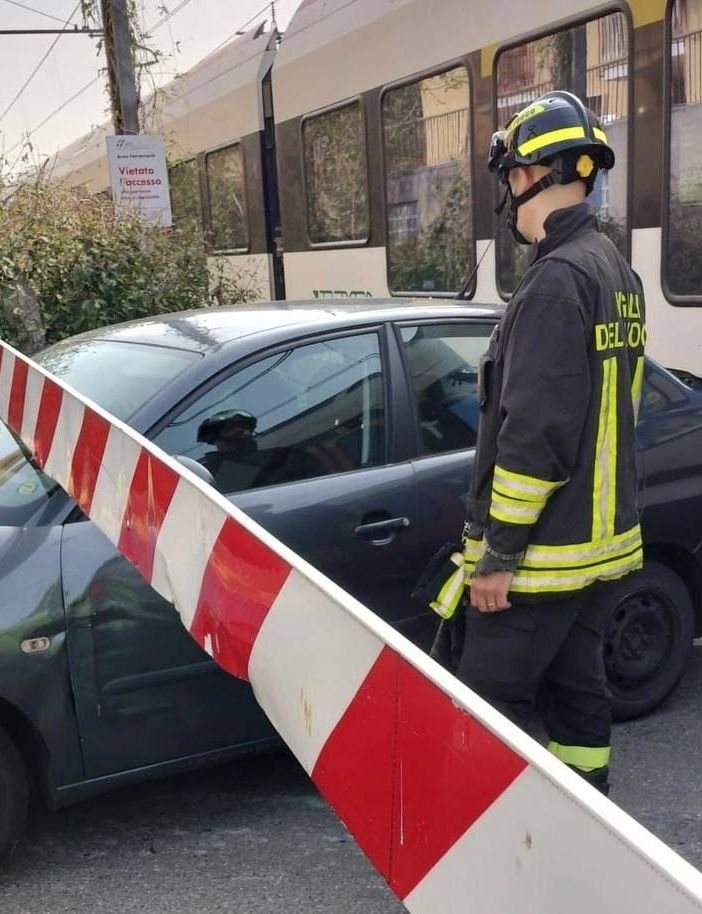 Gazzada, auto incastrata al passaggio a livello urtata dal treno in arrivo