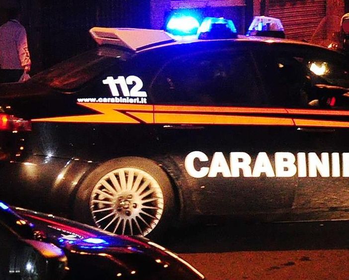 Picchiata e stuprata in una cabina del telefono: violenza in pieno centro a Como