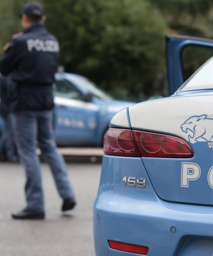 &quot;Scippa&quot; il telefono dal finestrino dell'auto e poi chiede soldi per restituirlo: arrestato