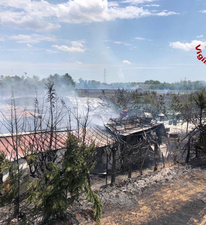 FOTO. In fiamme a Gerenzano campi agricoli e alcuni manufatti di un'azienda: morti nel rogo sei animali