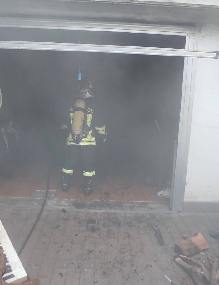 VIDEO E FOTO. Incendio in un box a Gerenzano, l'intervento dei vigili del fuoco