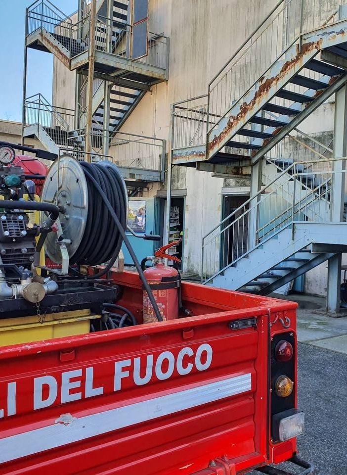 Prende fuoco una friggitrice in un supermercato di Germignaga: feriti due dipendenti