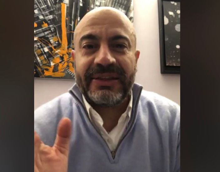 Il senatore Gianluigi Paragone commenta in diretta sulla sua pagina Facebook la composizione del governo Draghi