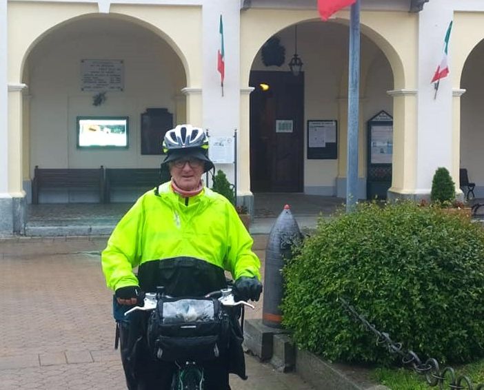 Giovanni Bloisi sotto la pioggia continua il suo viaggio nella storia