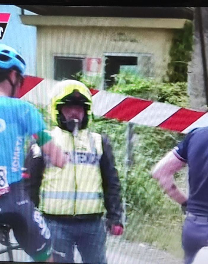 Il passaggio a livello si abbassa davanti ai cinque fuggitivi al Giro
