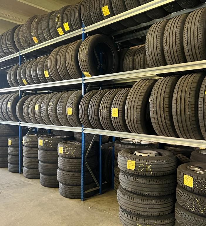 Da oggi bisogna montare le gomme estive, ma c'è un mese di tempo per mettersi in regola
