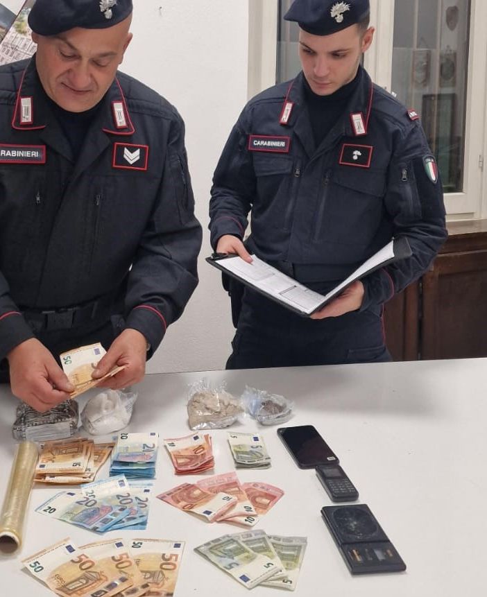 Ancora droga nei boschi del Varesotto: arrestato un pusher a Gorla Minore e sequestrati 700 grammi di stupefacenti