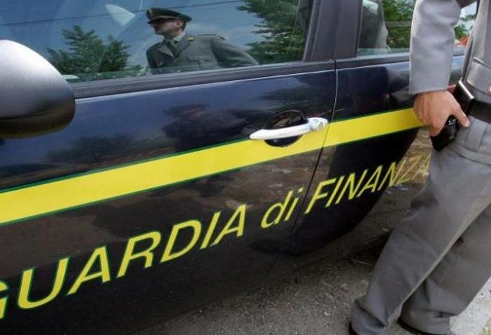 I furbetti del capo elegante: una nota catena di abbigliamento aveva 237 finti apprendisti e non pagava straordinari. Super multa: indagini anche in Lombardia