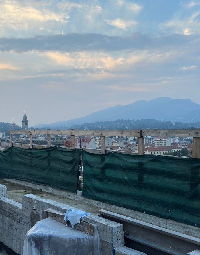 FOTO. Le camere protette dell’ospedale Del Ponte prendono forma nel cielo di Varese