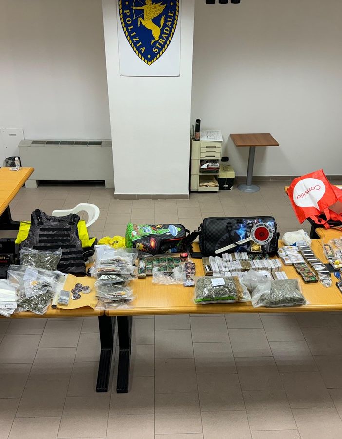 Scoperti con la droga in macchina sull'Autolaghi dalla polizia Stradale: due giovani in manette