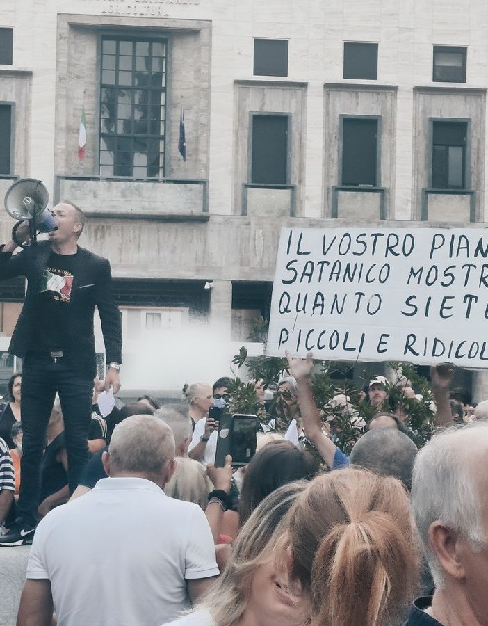 FOTO E VIDEO. Centinaia di persone in piazza Monte Grappa contro il Green Pass. «I partiti diffondono fake news, qui c'è libertà»