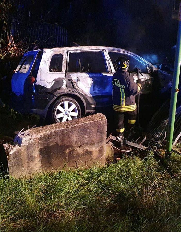 FOTO E VIDEO. Auto fuori strada in via Tasso, si schianta contro una cabina del gas