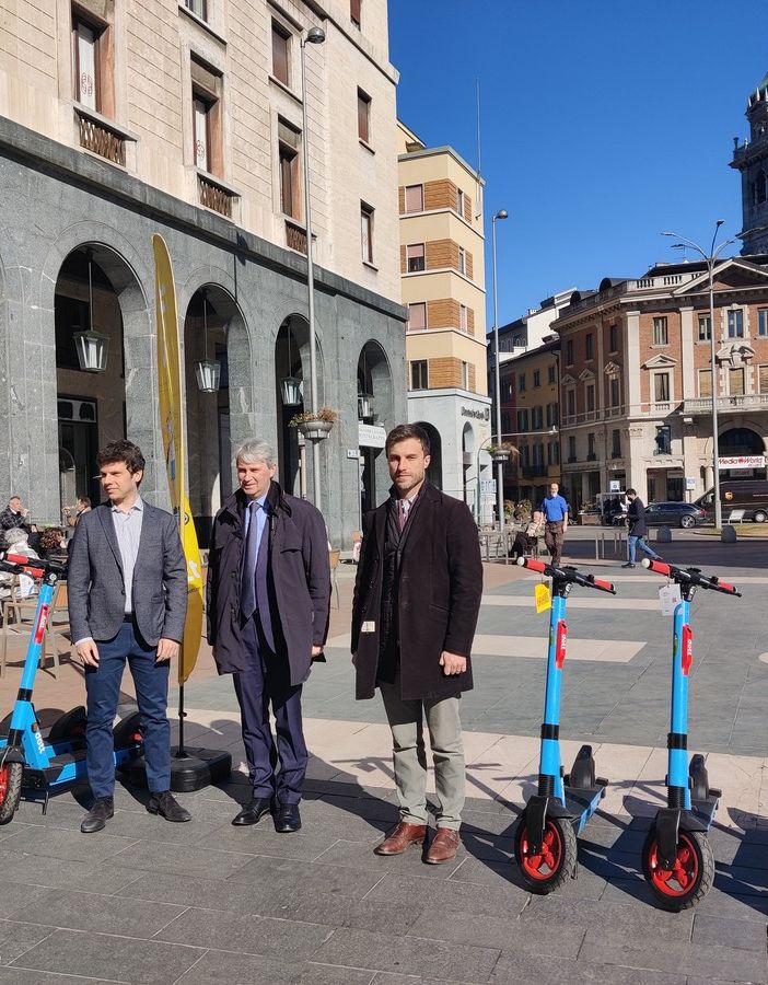 Varese e la mobilità del futuro: in città ecco i trecento monopattini Dott a flusso libero