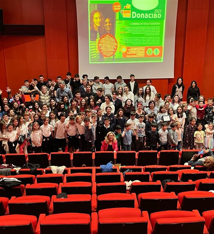5mila chili di cibo donati ai bisognosi. La lezione di generosità degli alunni di Busto