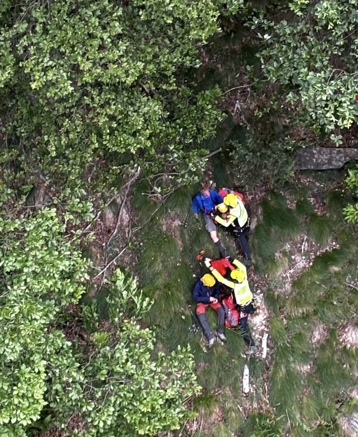 Escursionisti lombardi bloccati sul pendio nel Vco: salvati dall'elicottero dei vigili del fuoco di Malpensa