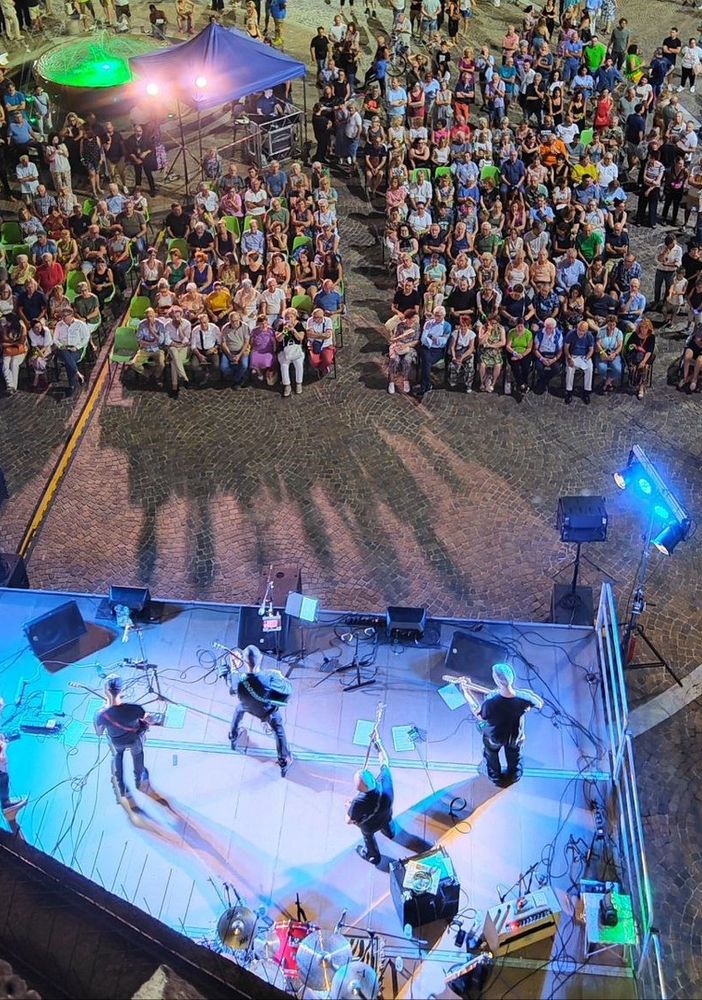 Gallarate, tutti pazzi per i Fottuta Marmellata. Piazza Libertà si infiamma per la band di Chiaravalli