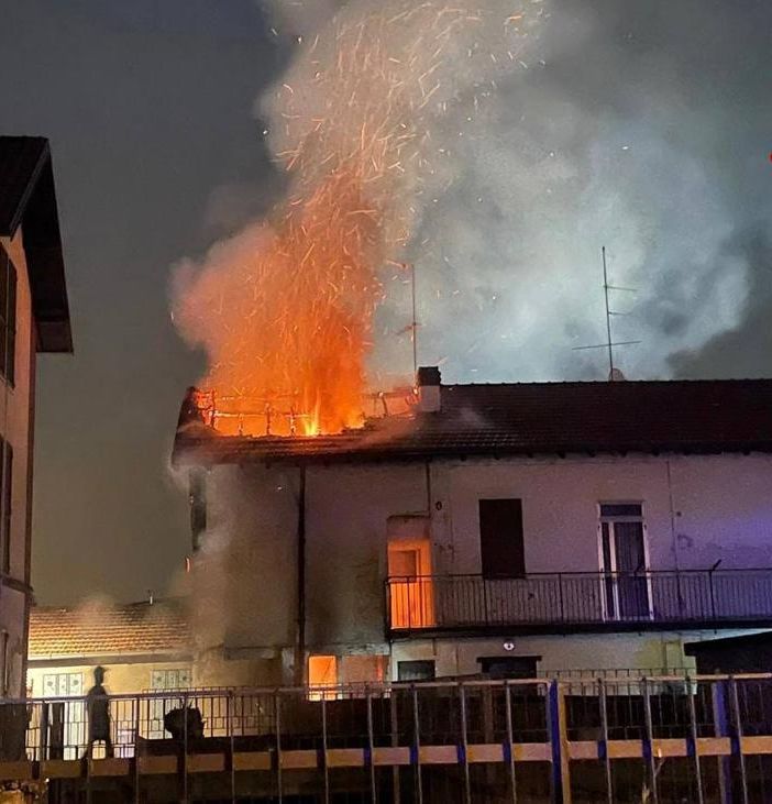 FOTO. Incendio la scorsa notte al tetto di uno stabile a Gornate