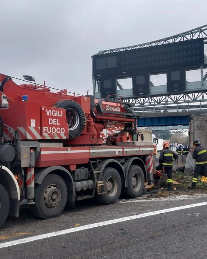 Le immagini dei vigili del fuoco dell'incidente mortale in A4