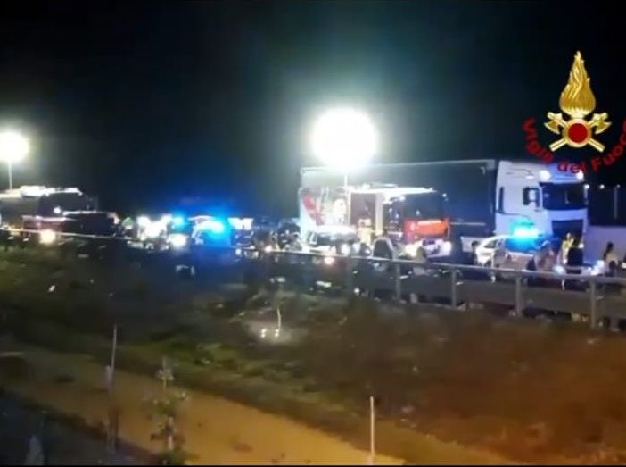 Le immagini dell'incidente di venerdì sera in A4 tra un pullman e un tir