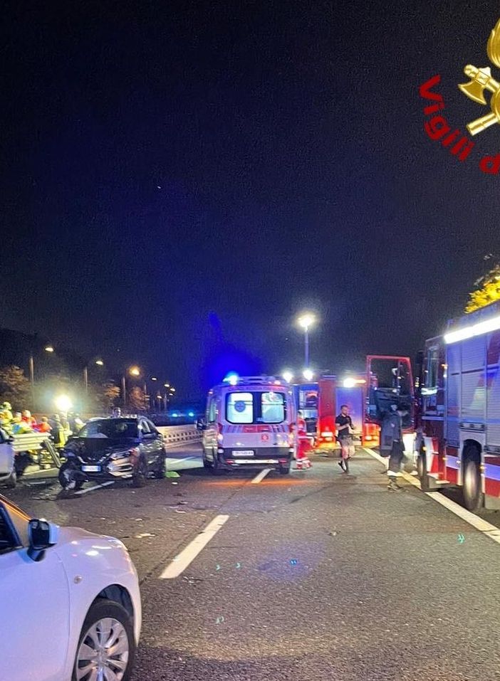 Schianto nella notte sull'Autostrada dei Laghi: sette persone soccorse tra cui due bambini. Grave un ferito