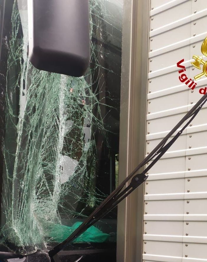 Schianto sulla Paullese a San Donato. Autobus tampona un camion: dieci persone al pronto soccorso
