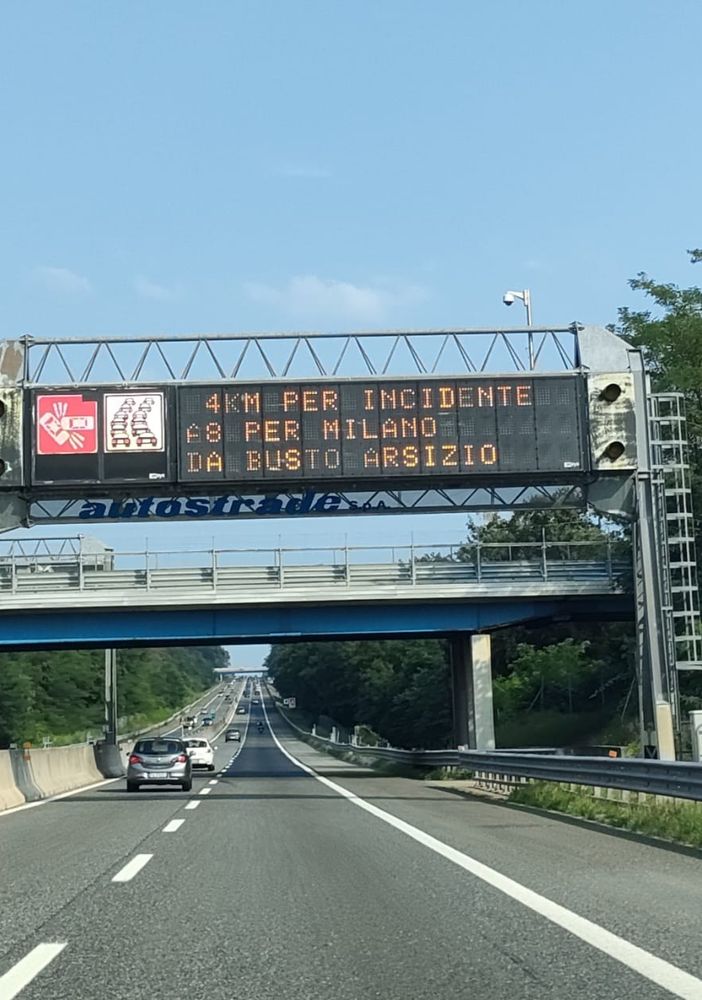 Auto si ribalta sull'Autostrada dei Laghi tra Busto e Castellanza. Soccorsi in azione in codice rosso: traffico in tilt
