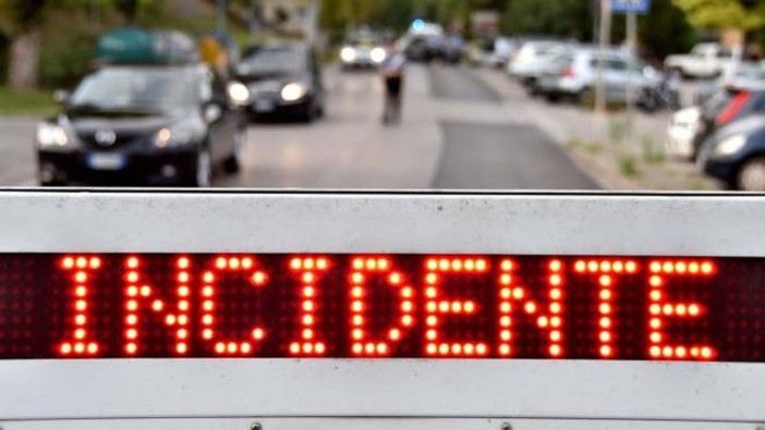 Scontro tra auto in via Gasparotto: soccorse due persone e lunghe code