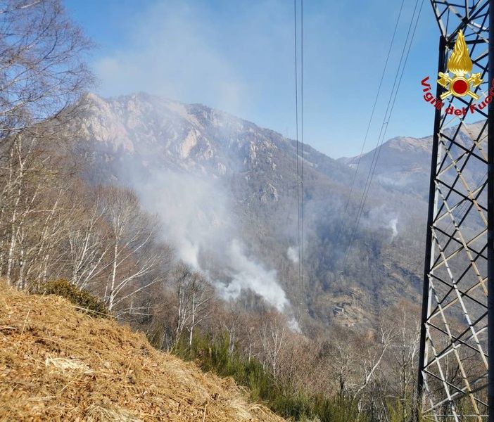 Incendio di Gambarogno. Situazione in deciso miglioramento, ma a Indemini si continua a lavorare