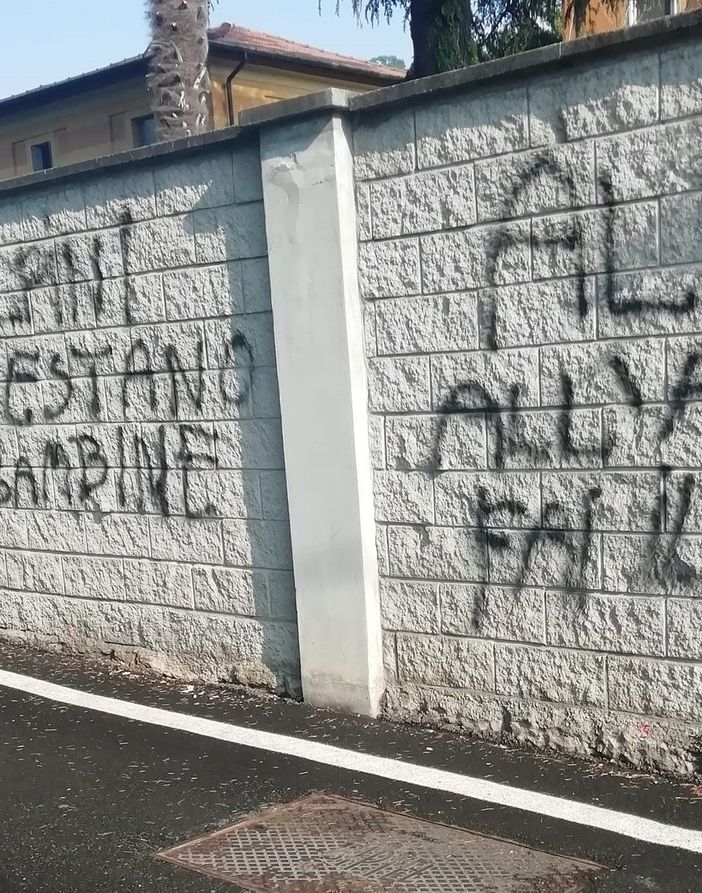 Le scritte ingiuriose contro gli alpini apparse sui muri di Induno Olona in una foto tratta dalla pagina Facebook &quot;Induno Olona Segnalazioni Proposte Idee&quot;