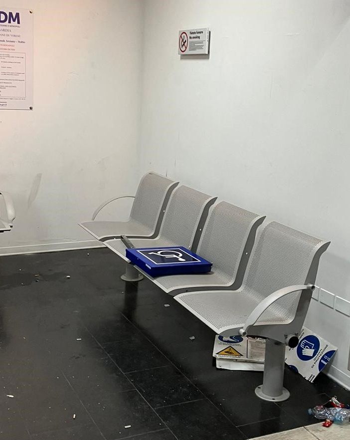 La sala d'aspetto della stazione di Induno vandalizzata (foto dalla pagina Facebook del sindaco Cavallin)