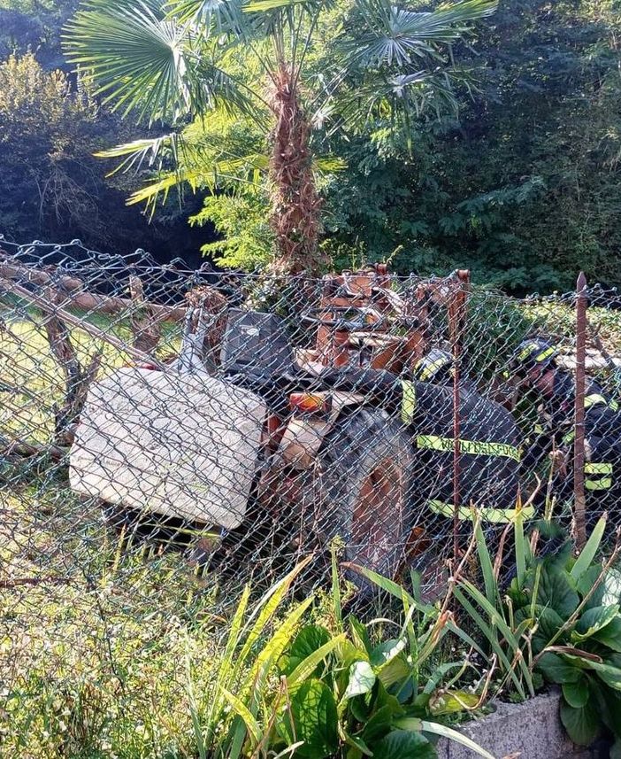 FOTO. Muore schiacciato dal trattore: tragedia a Germignaga