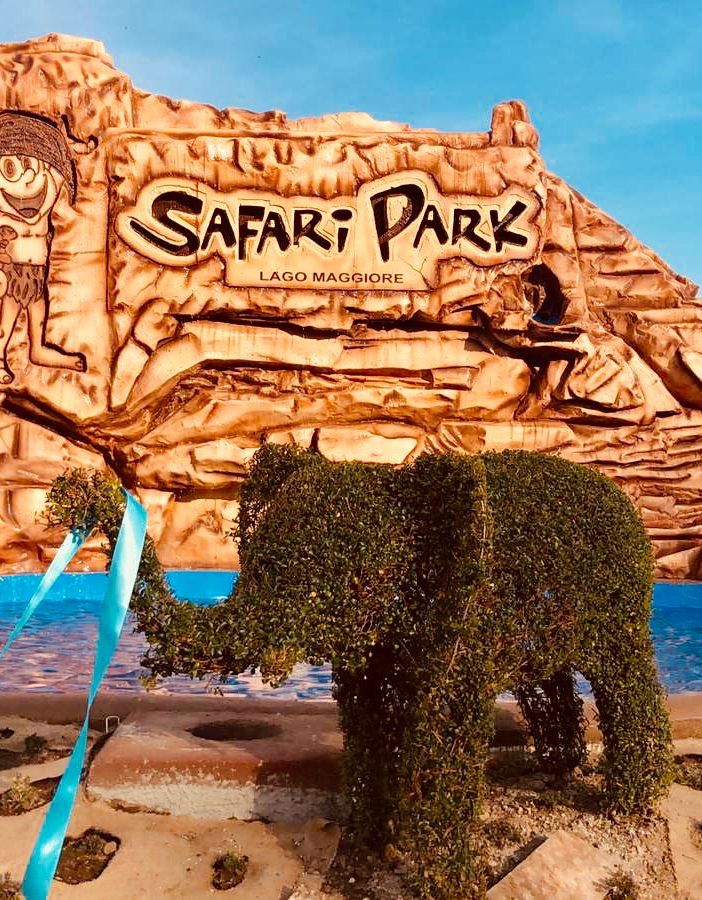 L'ingresso del Safari Park. Sotto, la famiglia De Rocchi