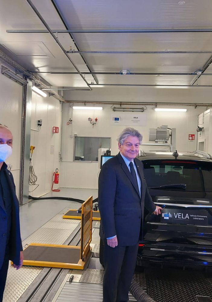 VIDEO E FOTO. Al Jrc di Ispra il laboratorio che testa le auto del futuro, che non inquinano