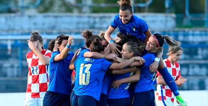 Nello scatto pubblicato dal sito ufficiale della Figc, la gioia delle Azzurre dopo la vittoria contro la Croazia