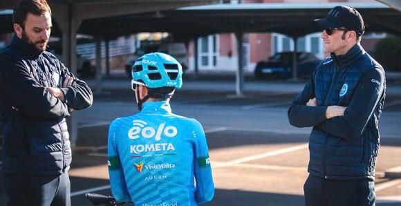 Ivan Basso con Samuel Marangoni, uno dei preparatori. Di spalle, Lorenzo Fortunato