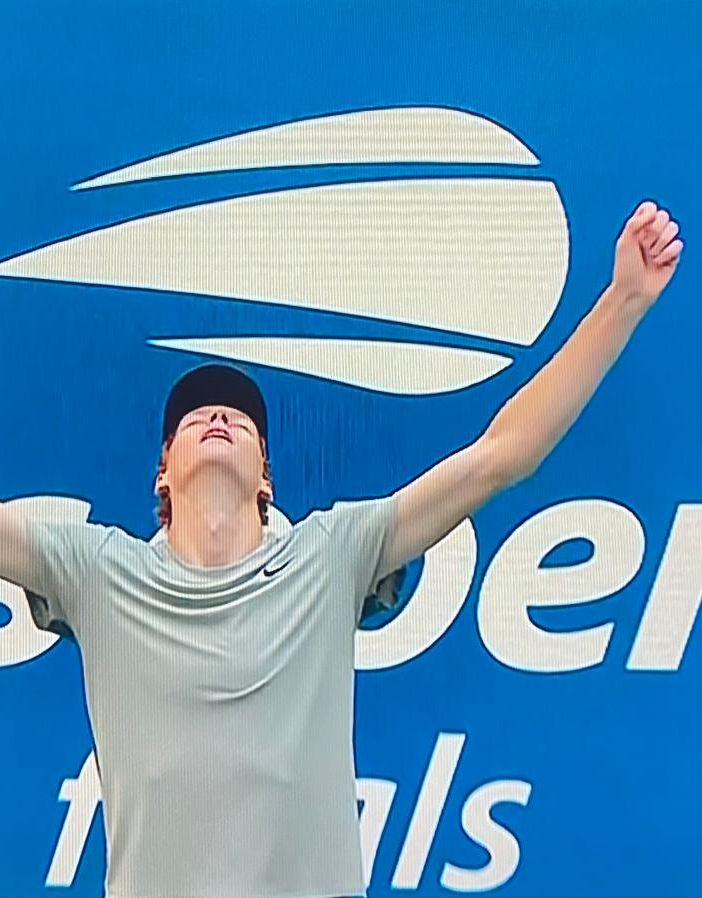 Jannik Sinner, 23 anni da Sesto Pusteria, alza le braccia al cielo: è il re degli Us Open