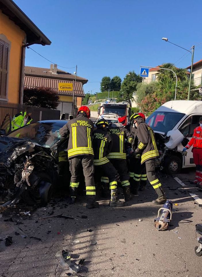 Schianto sulla Varesina a Jerago con Orago: il conducente dell'auto liberato con le cesoie dai vigili del fuoco