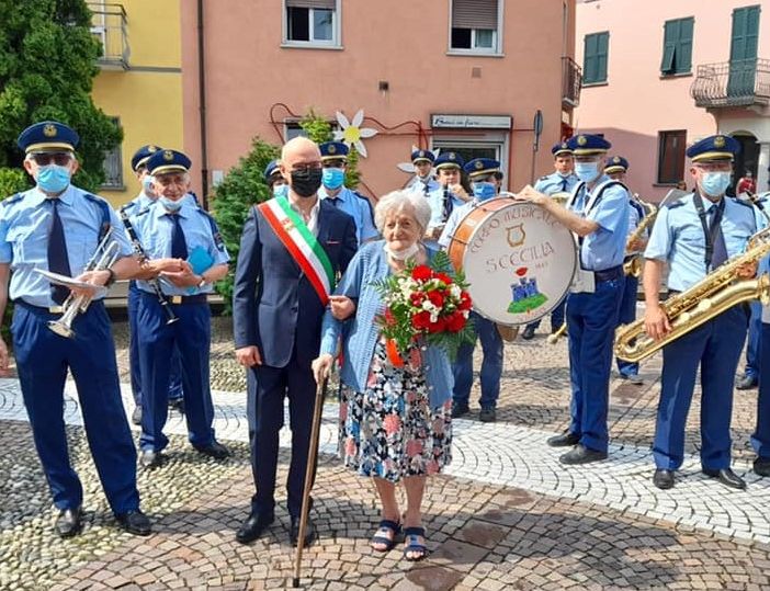 La signora Giovannina, con il sindaco e la banda in una foto tratta dalla pagina Facebook di Emilio Aliverti