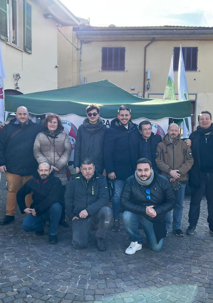 L'apertura della campagna elettorale di Movimento Alternativo a Jerago con Orago con un gazebo in piazza