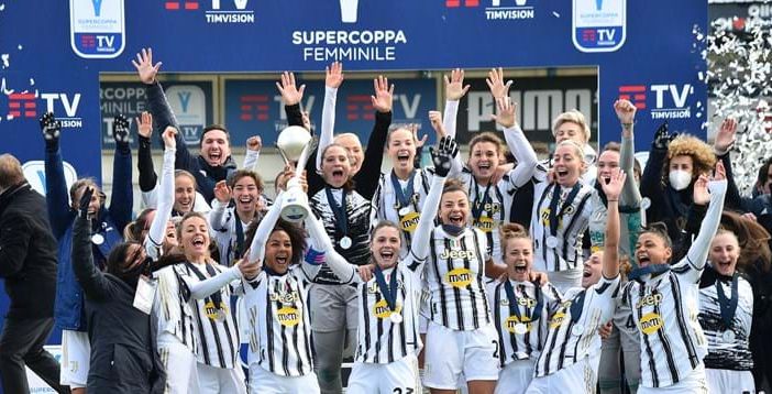 La gioia bianconera durante la premiazione (foto figc.it)