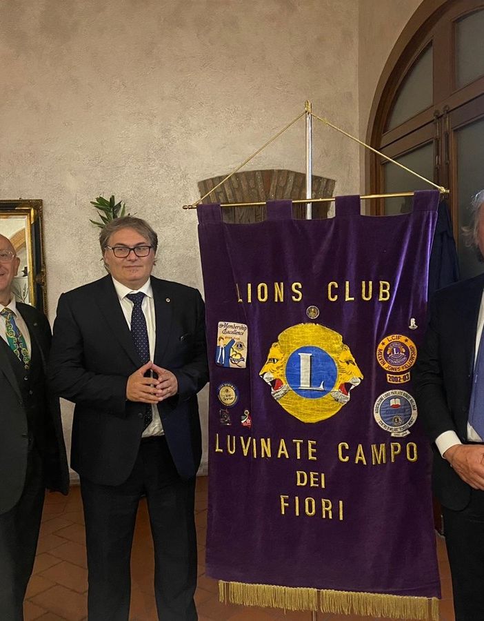 Il Cav. Past Governatore Danilo Francesco Guerini Rocco, l’editore Lion Enrico Anghilante ed il Presidente del Lions Club Luvinate Campo dei Fiori Paolo Benzi Robio