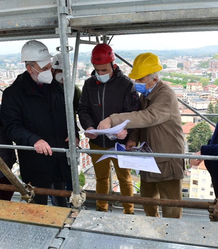 Nella foto di Carlo Meazza, da sinistra, i partecipanti al meeting aereo: Gabriele Donati, responsabile della sicurezza del cantiere, ing. Antonio Albanese, comandante dei Vigili del Fuoco, ing. Pietro Gervasini, esperto di tecnologia edilizia, il geometra Alberto Bianchi e l’architetto Giorgio Vassalli, progettisti del restauro con Vanni Meschini, il “padrone di casa” mons. Luigi Panighetti