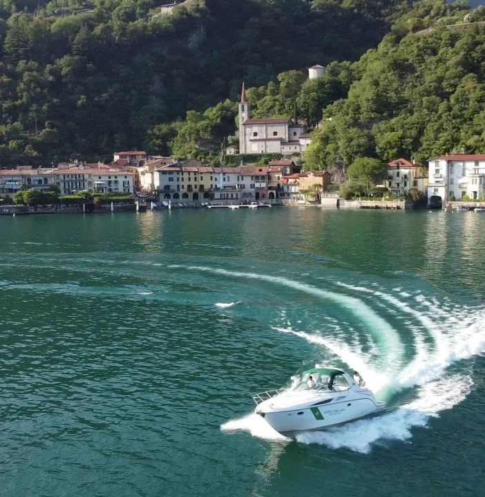 A 14 anni scorrazzava da solo alla guida di un gommone sul lago Ceresio tra i bagnanti: fermato dal reparto nautico